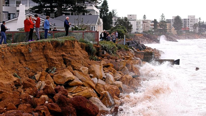 Poničené pobřeží v Collaroy beach v  Sydney, AustraliaResidents and onlookers inspect the damage to property an