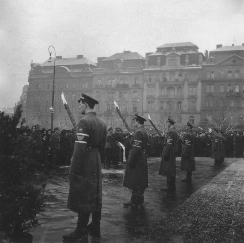 Pietní akt na Reichsplatzu (dnešní náměstí Míru) za účasti protektorátních špiček a patronací Kuratoria.  