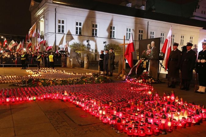 Svíčky zapálené v neděli na paměť Lecha Kaczyńského před prezidantským palácem ve Varšavě
