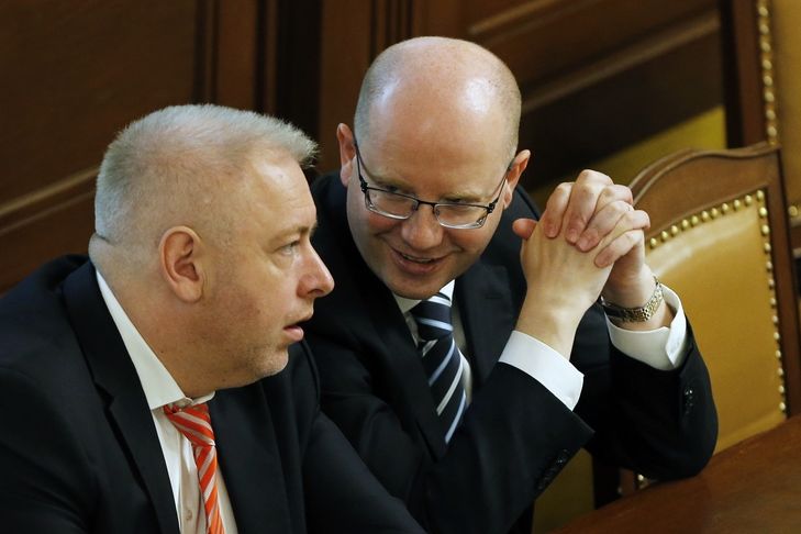 Ministr vnitra Milan Chovanec (vlevo) a premiér Bohuslav Sobotka (oba ČSSD)