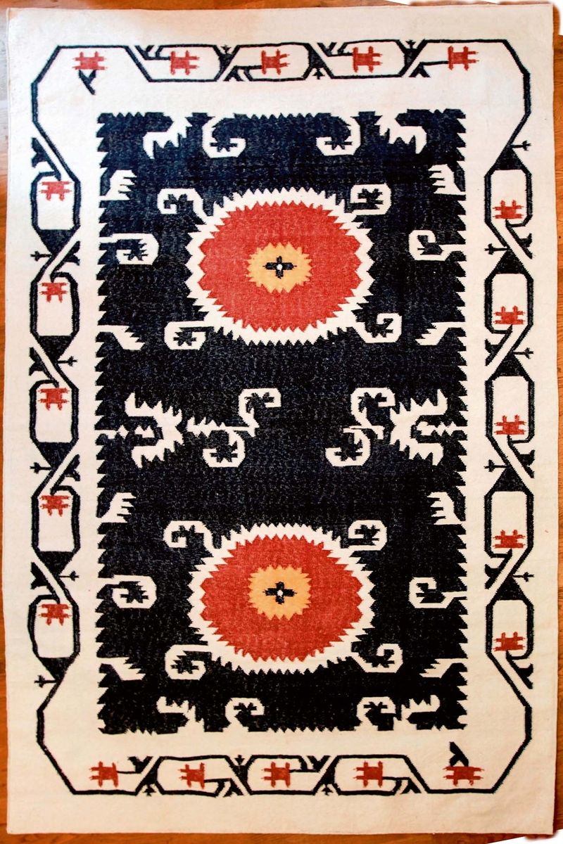 Překrásný ručně tkaný koberec Classique (15 400 Kč) je vhodný do každého interiéru. Materiál 100% bavlna, rozměry: 150 x 230 cm, nutné profesionální čištění, země původu Indie.