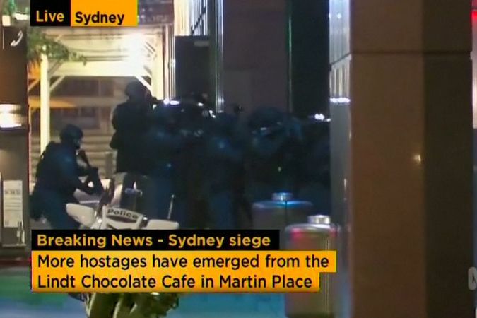 BEZ KOMENTÁŘE: Policejní zásah v kavárně v Sydney