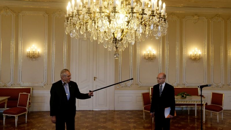 Nastav si to, támhle to máš obráceně, vybízí prezident Miloš Zeman holí premiéra Bohuslava Sobotku, aby si srovnal mikrofon.