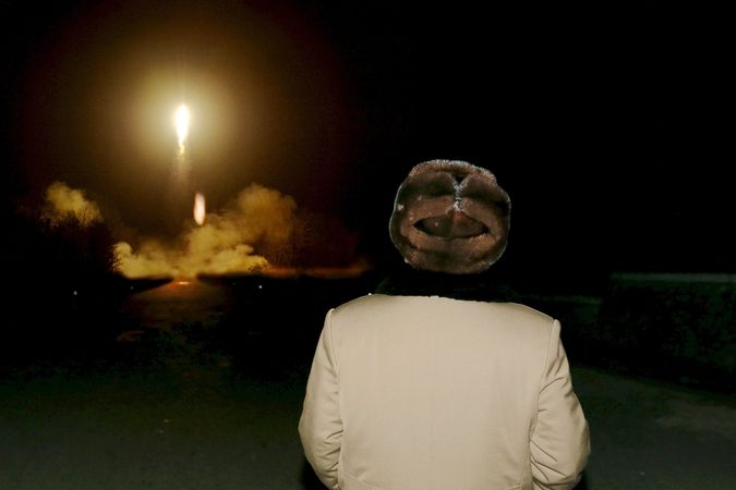 Severokorejský vůdce Kim Čong-un sleduje start balistické rakety.