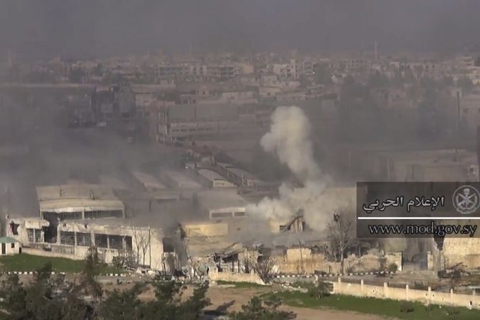 Ilustrační foto: Záběr z vysílání vládou kontrolovaného Syrské ústřední válečné stanice. Dým stoupá z jedné budov ve východní části Damašku měhem střetu povstalců se syrskými vládními jednotkami.