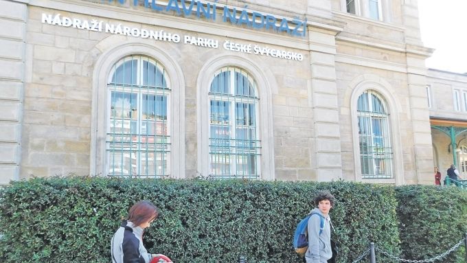 Děčínské nádraží již zdobí nápis Nádraží národního parku.