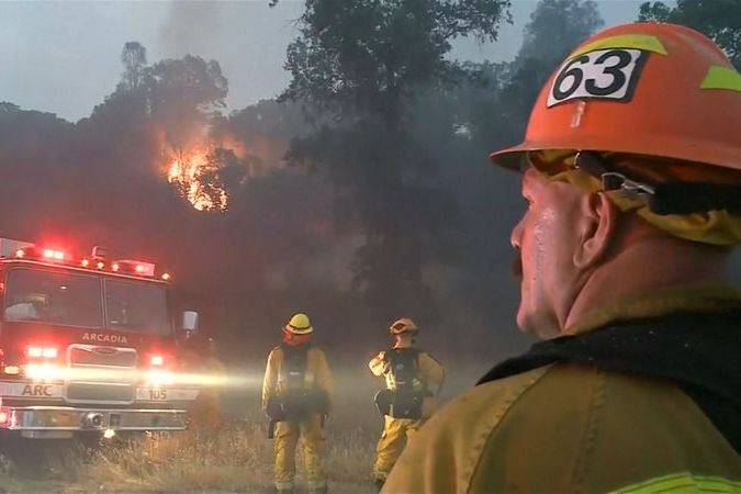BEZ KOMENTÁŘE: Lesní požáry v Kalifornii nabírají na intenzitě