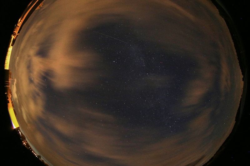 Na pozemku Střední školy hospodářské a lesnické ve Frýdlantu na Liberecku mají speciální celooblohovou kameru, která je schopná zachytit průlet meteorů a bolidů, jak ukazuje její snímek.