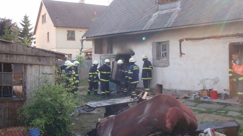 Při požáru kůlny u domu v Medlově na Olomoucku se popálilo dítě, vrtulník je převezl do popáleninového centra v Brně.