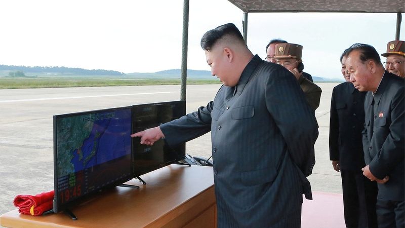 Severokorejský vůdce Kim Čong-un sleduje na obrazovce let rakety.