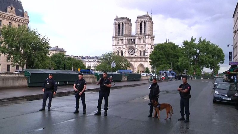 Policie zajišťuje oblast před pařížskou katedrálou Notre-Dame 