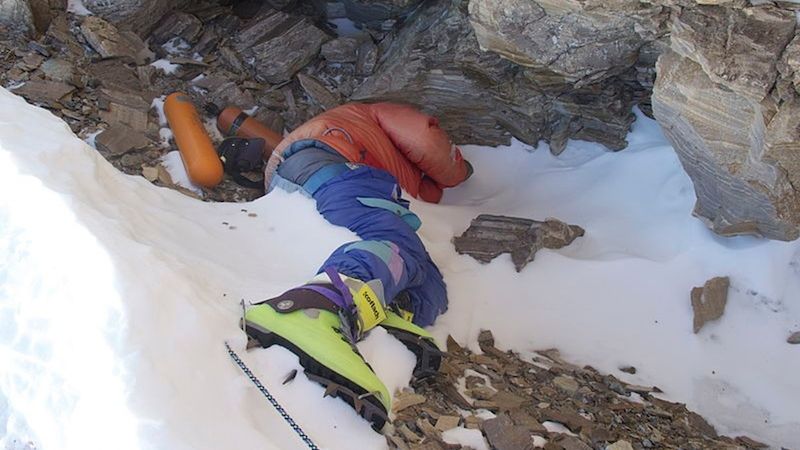 Již léta leží tento mrtvý horolezec na Everestu. Odklidit jeho tělo není dost dobře možné, a tak tvoří pro horolezce v současné době orientační bod.
