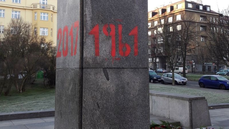 Na podstavec sochy maršála Koněva někdo rudou barvou nasprejoval letopočty 1956, 1961, 1968 a 2017.