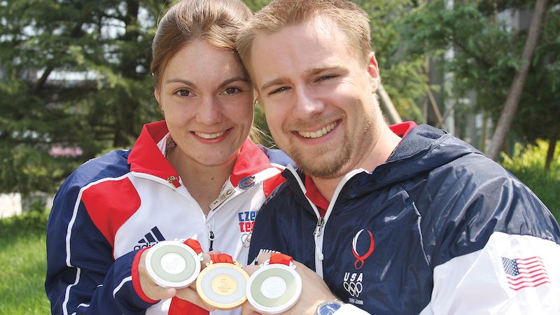 S manželem Mattem ukazují sbírku olympijských medailí, které vystříleli v roce 2008 v Pekingu.
