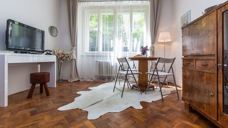 Byt na pražských Vinohradech majitelka zařídila v několika stylech. Původní, prvorepublikový, je nejlépe patrný v obývacím pokoji.