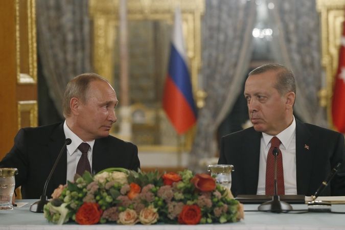 Ruský prezident Vladimir Putin (vlevo) a jeho turecký protějšek Tayyip Erdogan v Istanbulu 10. října 2016.
