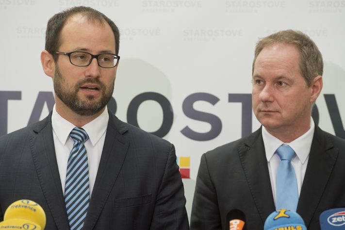 Předseda hnutí STAN Petr Gazdík (vpravo) a celostátní lídr hnutí ve volbách Jan Farský (vlevo).