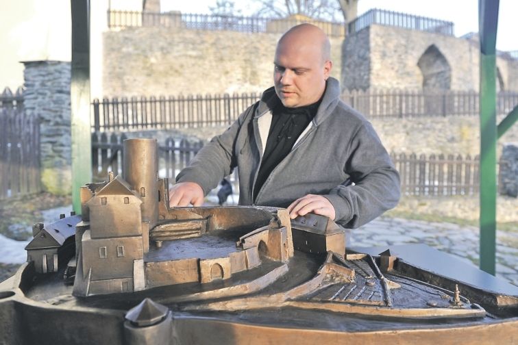 Kastelán Miloš Dempír představuje bronzový model hradu Svojanov.