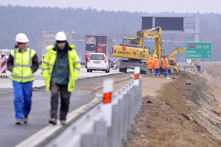 Na dálnici D1 mezi Lhotkou a Velkou Bíteší na Žďársku ve směru na Brno byly v tomto týdnu po zimní přestávce zahájeny práce na dokončení oprav úseku.