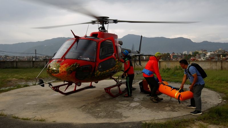 Tělo Ueliho Stecka přenášejí z vrtulníku do nemocnice v Káthmandú