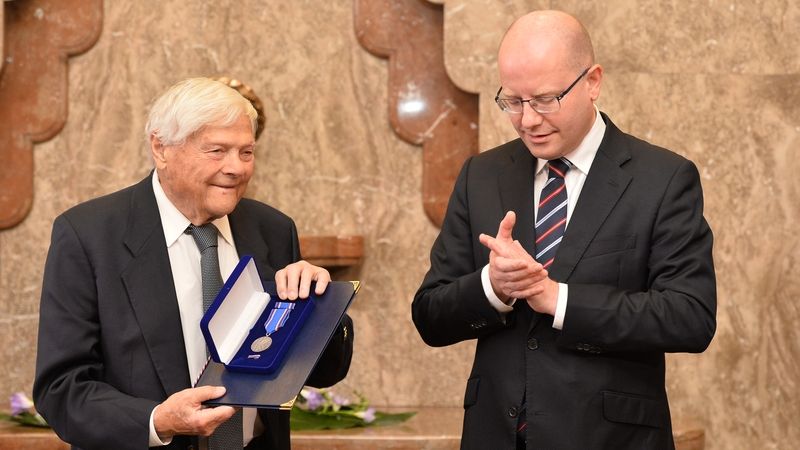 Premiér Bohuslav Sobotka předal v Praze pamětní medaili Karla Kramáře Jiřímu Bradymu.