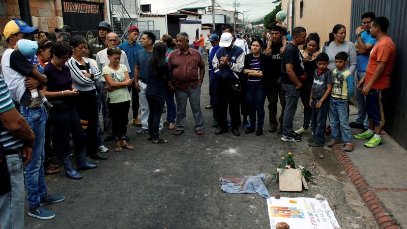 Obyvatelé Venezuely uctívají památku Luise Alviareze, který zahynul při protivládních protestech.