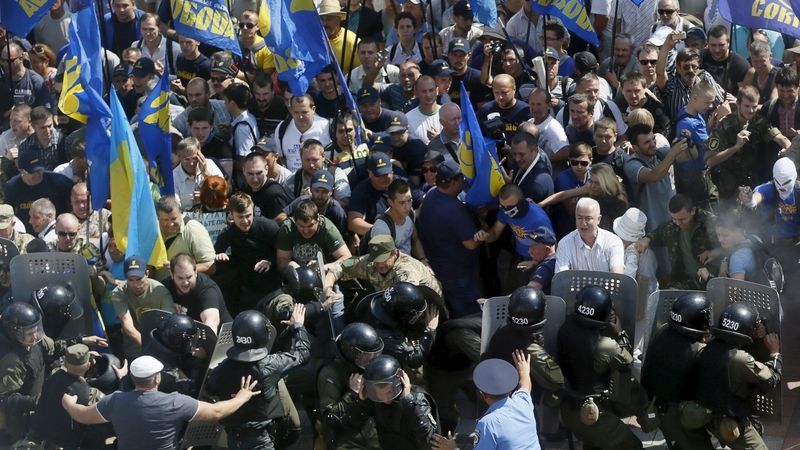 Dav demonstrantů před parlamentem v Kyjevě
