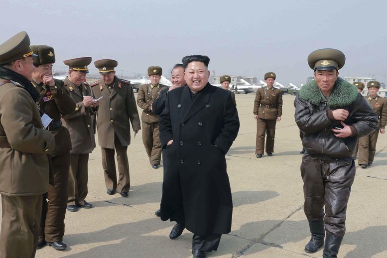 Severokorejský vůdce Kim Čong-un s generály