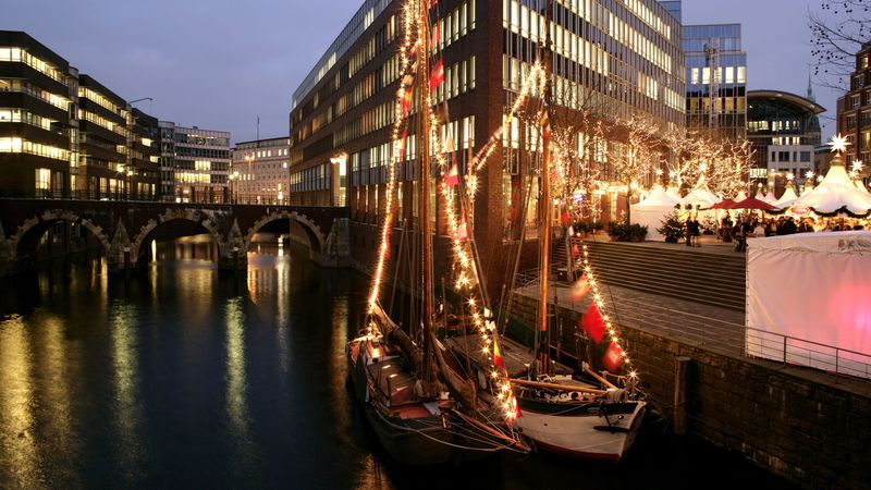 Hamburk slaví Vánoce i na vodě