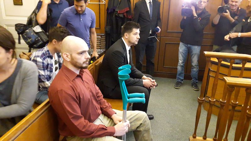 Obžalovaní policisté Martin Kopp a Jan Nekvapil (s berlemi) u Obvodního soudu pro Prahu 2