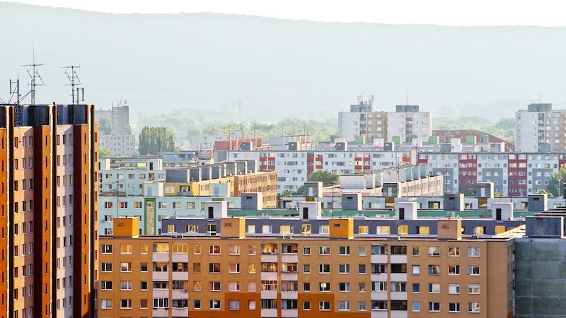 Slováci si kvůli nízkým úrokům berou i víc úvěrů na bydlení. Na ilustračním snímku největší slovenské sídliště Petržalka