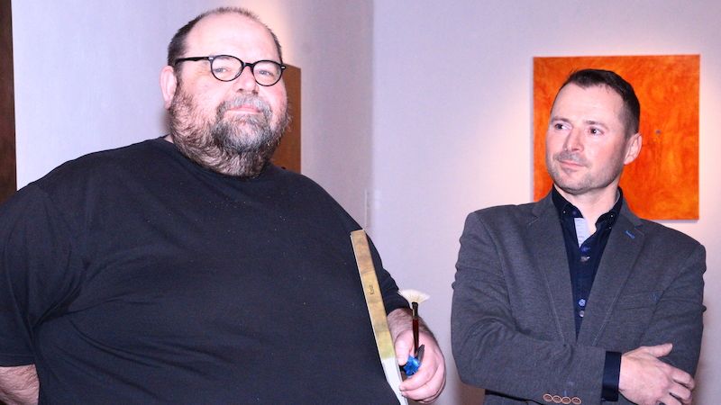 M. Knut (vlevo) a galerista Filip Dub na otevření výstavy.