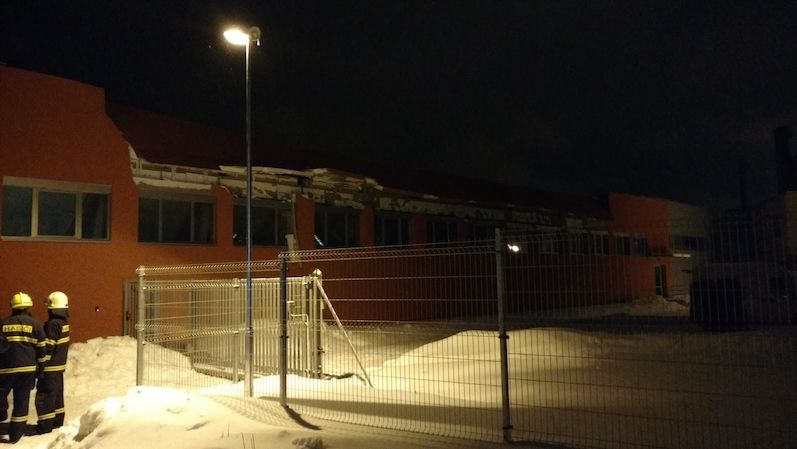Sportovní hala v České Třebové krátce po zřícení střechy v sobotu večer
