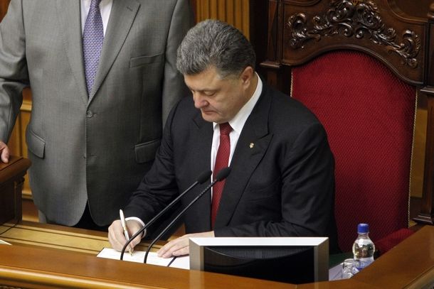 Ukrajinský prezident Petro Porošenko ratifikační dokument podepsal přímo v parlamentu.