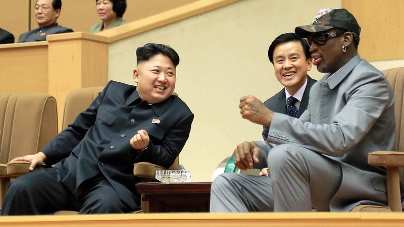 Severokorejský vůdce Kim Čong-un (vlevo) a bývalý americký basketbalista Dennis Rodman  
