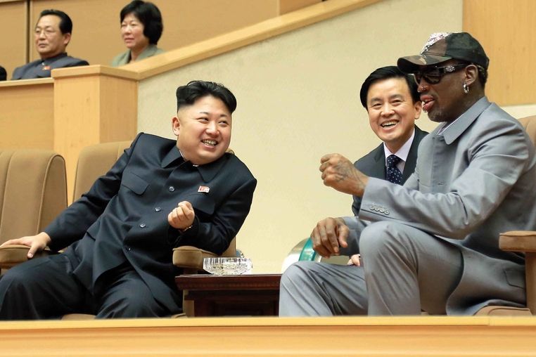 Severokorejský vůdce Kim Čong-un (vlevo) a bývalý americký basketbalista Dennis Rodman.  