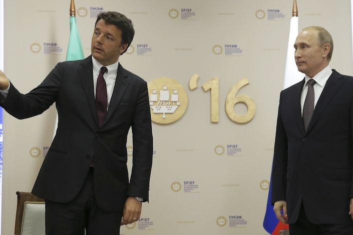 Ruský prezident Vladimir Putin (vpravo) a italský premiér Matteo Renzi v Petrohradu