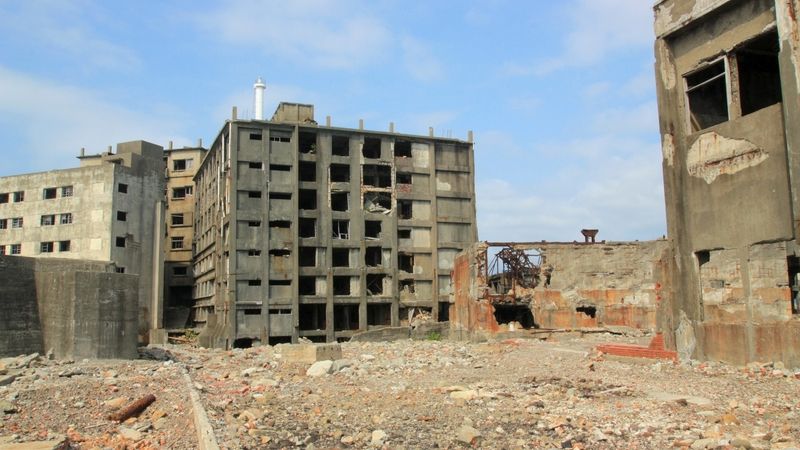 Budovy na ostrově Hašima jsou po více než třiceti letech od opuštění v bídném stavu. 