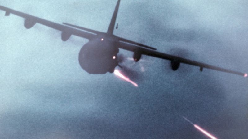 Bitevník AC-130 střílí na cíl rychlopalného kanónu