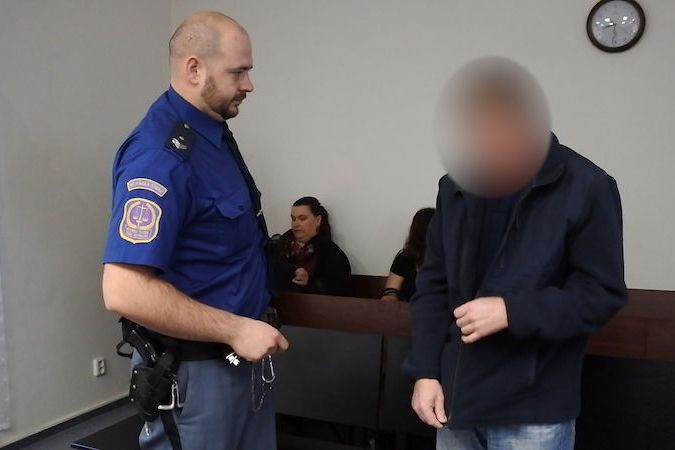 Muž obžalovaný z vraždy svého otce přichází k plzeňskému krajskému soudu.