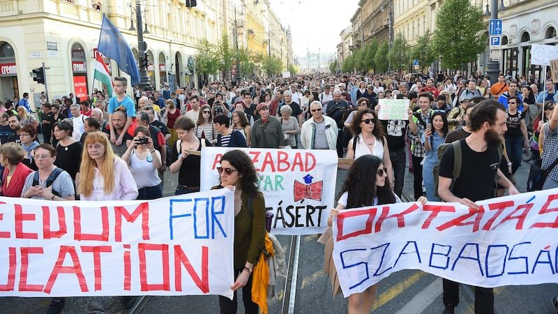 Nedělní demonstrace v ulicích Budapešti