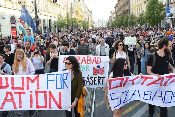Nedělní demonstrace v ulicích Budapešti
