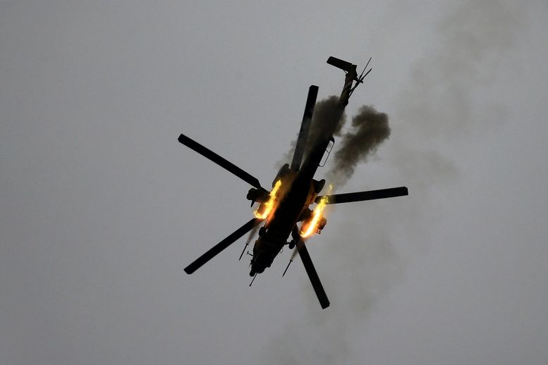 Vrtulník irácké armády střílí na radikály z Islámského státu v Mosulu.