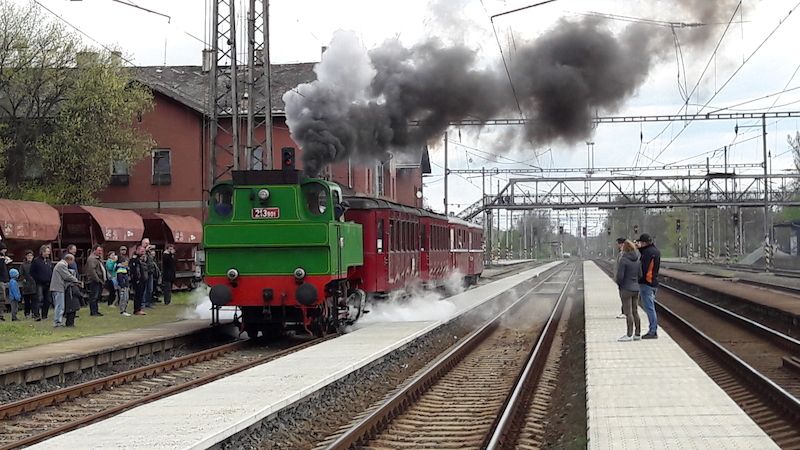 Čtveřici přípojných vagónků s dobovými dřevěnými lavicemi popoháněla mezi Kojetínem a Tovačovem malá parní lokomotiva BS200.