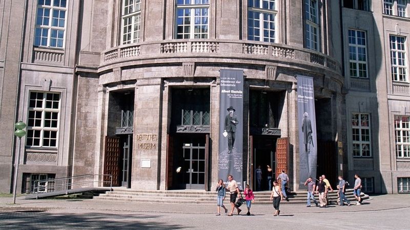 Vchod do mnichovského Muzea vědy a techniky