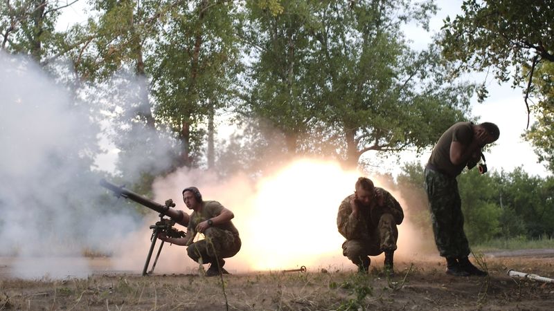 Ukrajinští vojáci pálí z granátometu.