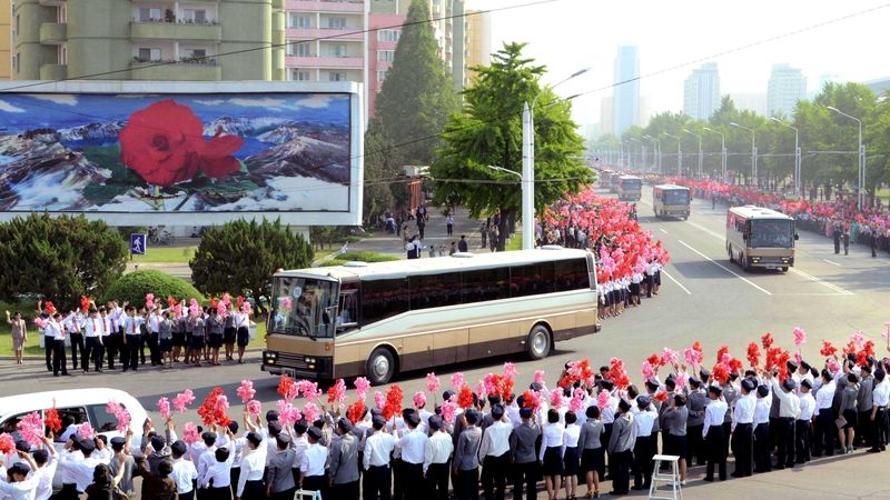 Davy Severokorejců v Pchjongjangu vítají tým, který vyvinul novou balistickou raketu středního doletu země-země Hwasong-12 