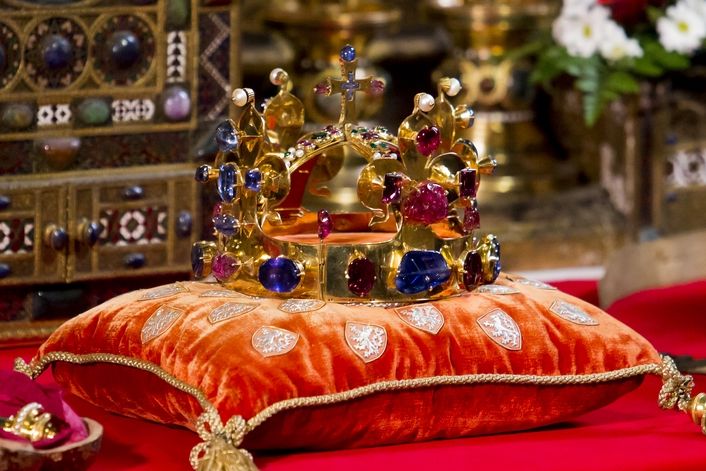 Svatováclavská koruna je symbolem moci českých králů a součástí korunovačních klenotů.