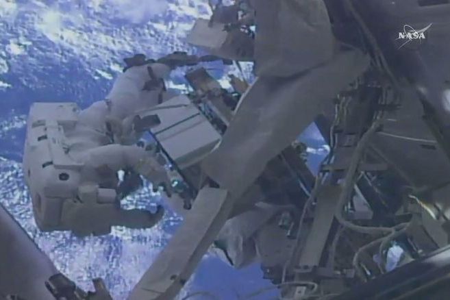 Záznam: Astronauti Drew Feustel a Ricky Arnold vystoupili z ISS do kosmu