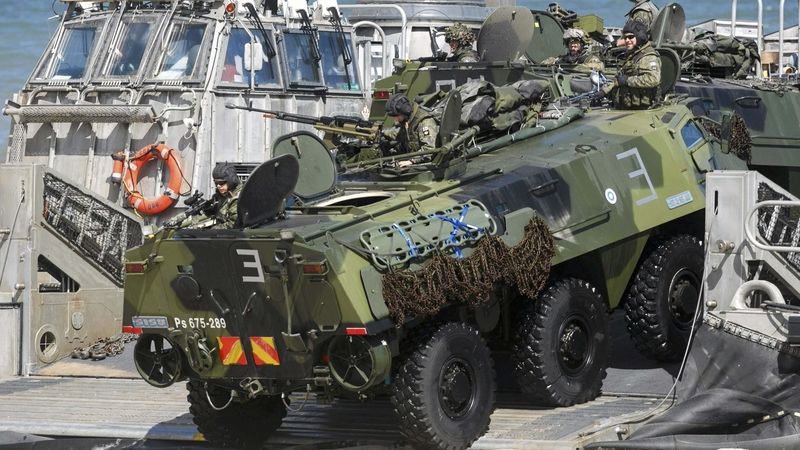 vyloďování kolového transportéru při cvičení NATO v Polsku 